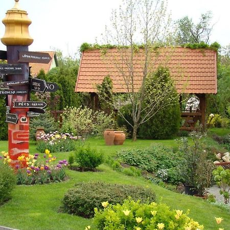 Publo Etterem Es Panzio Bed & Breakfast Csakvar Exterior photo