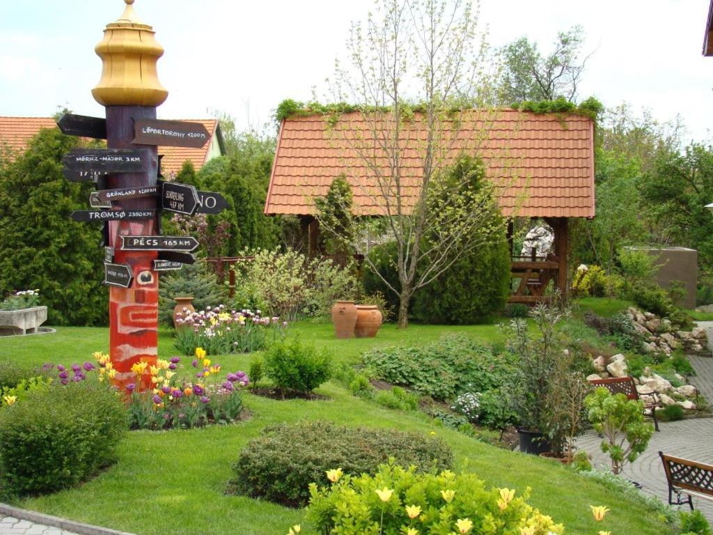 Publo Etterem Es Panzio Bed & Breakfast Csakvar Exterior photo