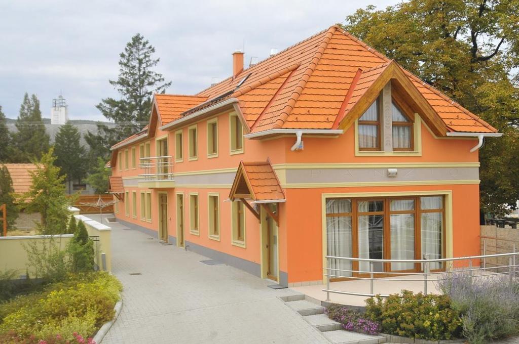 Publo Etterem Es Panzio Bed & Breakfast Csakvar Exterior photo