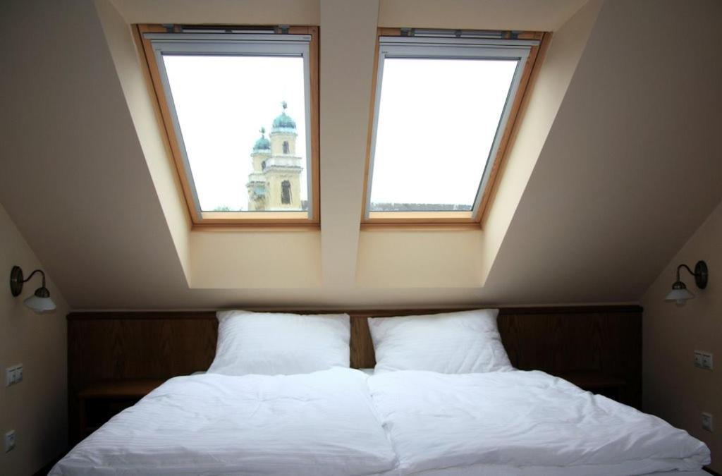 Publo Etterem Es Panzio Bed & Breakfast Csakvar Exterior photo